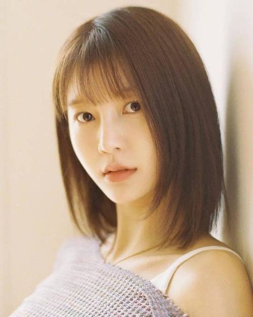 长尖脸适合什么发型_齐刘海微卷发修饰长脸型