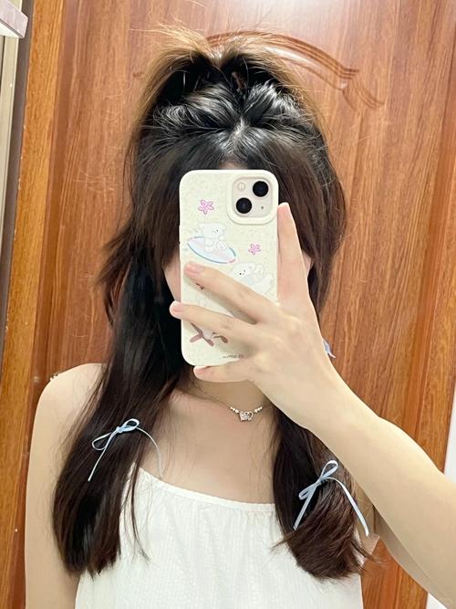 半马尾怎么扎好看_梳子Z字除碎发，发饰半马尾显精致，不同脸型马尾发型推荐