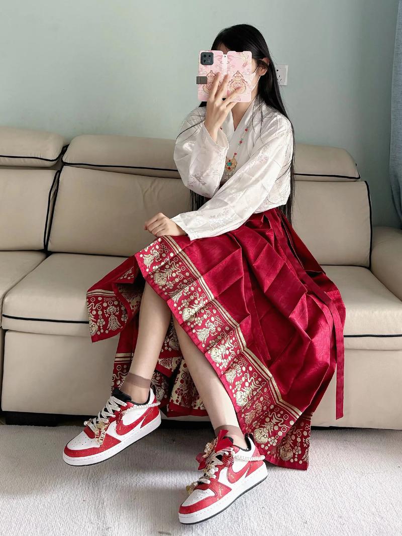 马面裙怎么搭配_传统时尚，百搭上衣，个性魅力！