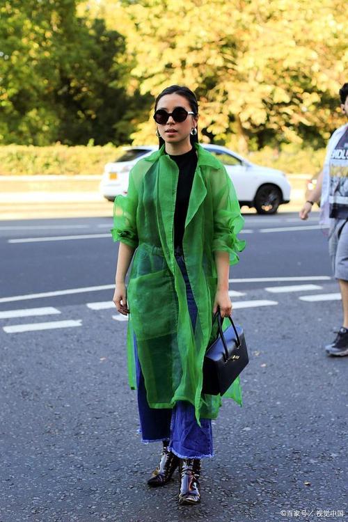 深绿色裤子配上衣图片_橄榄绿裤子秋日百搭，显气质，深绿裤子休闲正式皆可