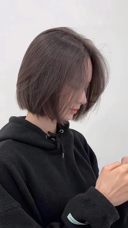 夏天适合的发型_海滩卷半披肩发顺滑长发锋利短发时尚马尾蓬松发髻麻花辫松散侧马尾