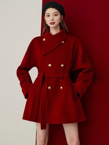 红色短款呢子外套搭配_红色呢子外套内搭怎么选？