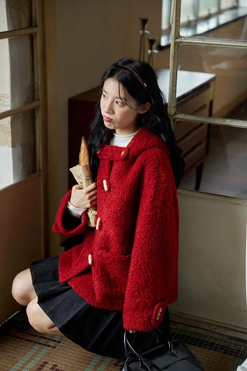 红色短款外套怎么搭配_牛仔裤马丁靴，显瘦又时髦