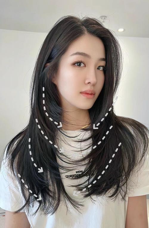 夏天发型_卷发马尾麻花辫，展现个性魅力！