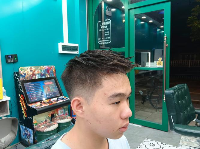 男士脸小适合什么发型_侧分或剃短显精致