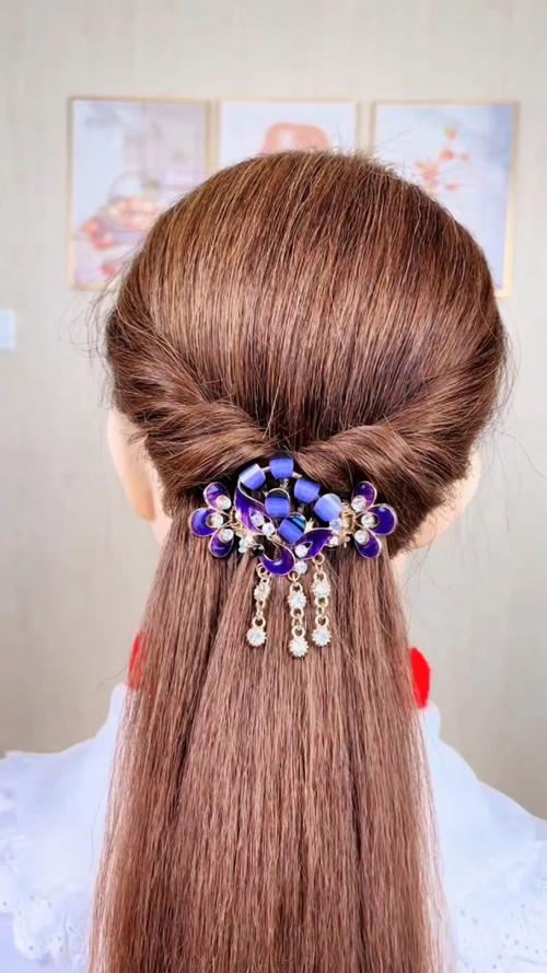 矮个子女人适合扎什么发型_短发高马尾丸子头