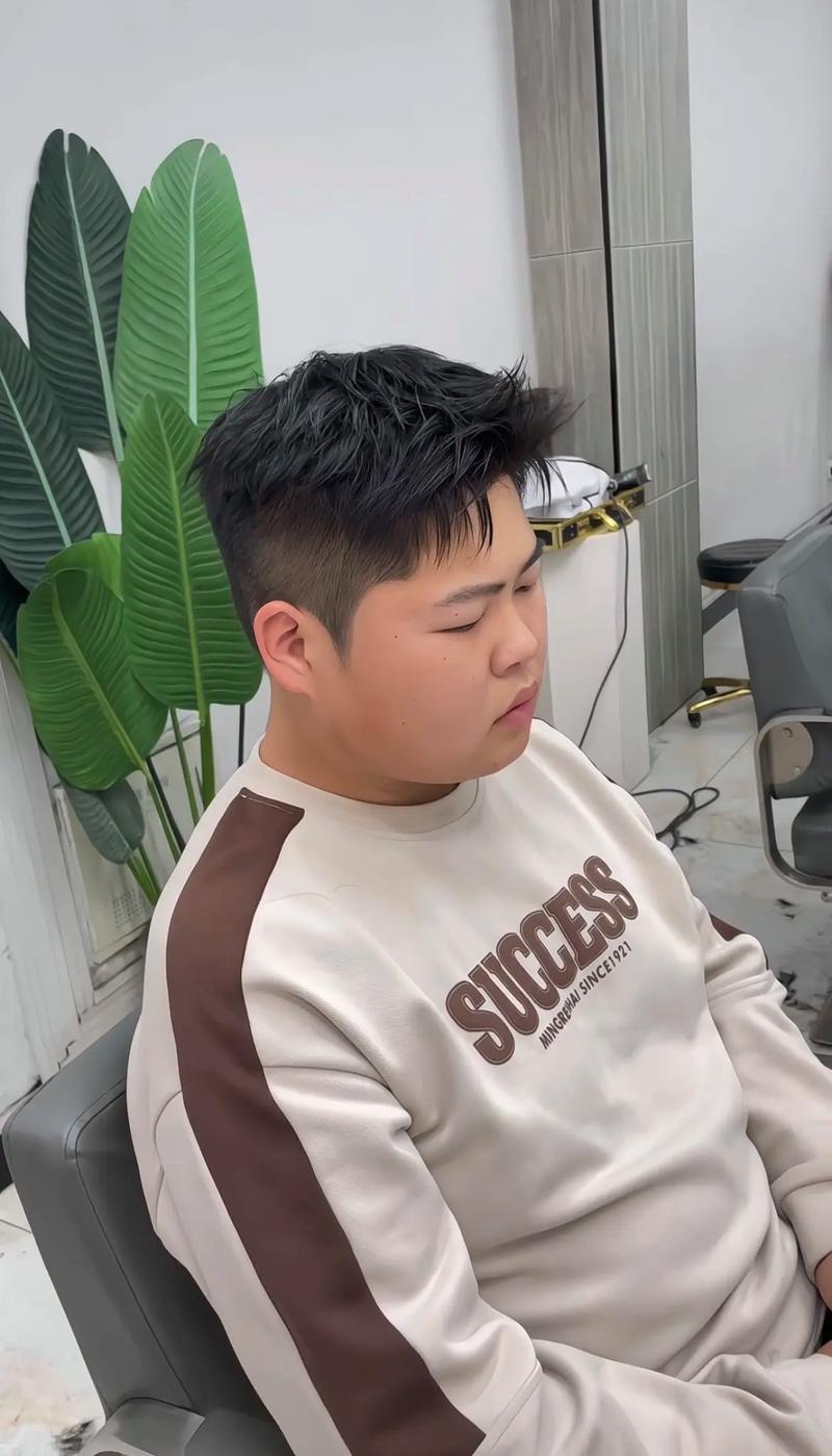 男生头大脸大适合什么发型_头大脸大？侧分短发显脸小！