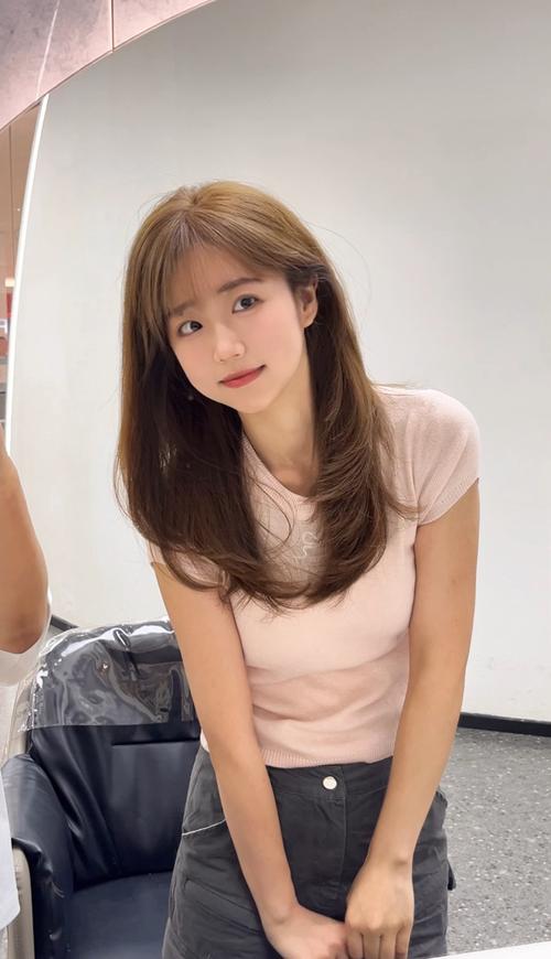 小个子脸小适合的发型_公主切短发显高，空气刘海显脸小