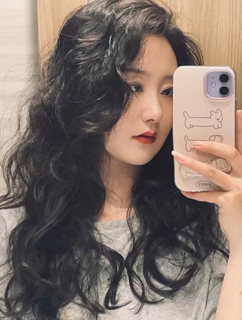 长方脸适合什么发型_刘海微卷显柔和