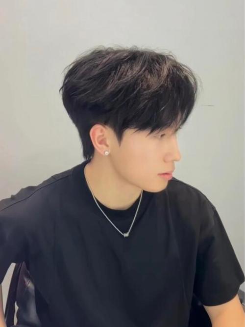 幼态脸男生适合什么发型_卷发显魅，长发柔美，短发凸显