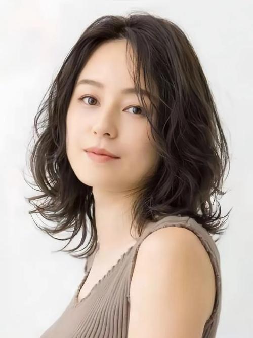中年女士适合什么发型_合脸型显气质，微卷锁骨发推荐