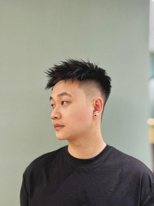 男生适合夏天的发型_两边剪短中间留长