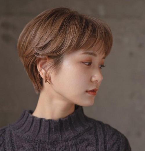 五官扁平圆脸女适合什么发型_圆脸女孩避蓬松卷发，侧分中长发显脸小