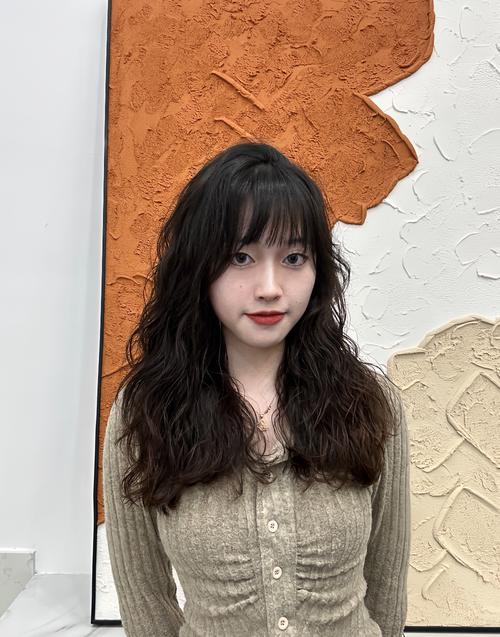 长型脸适合什么发型_刘海卷发显脸小