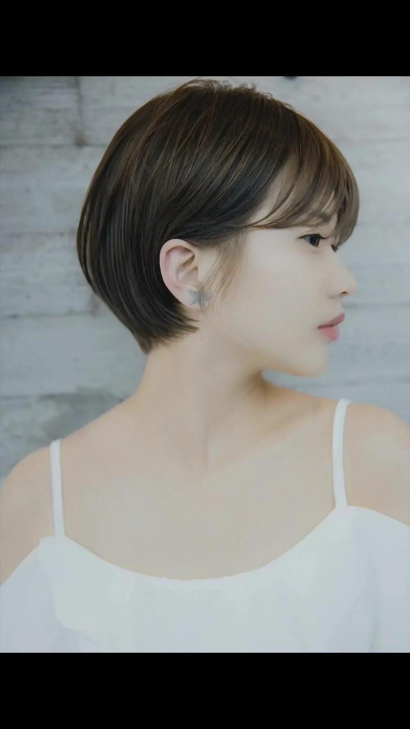 两鬓不饱满适合的发型_两侧铲发蘑菇头纹理烫，修饰两鬓稀疏显丰盈