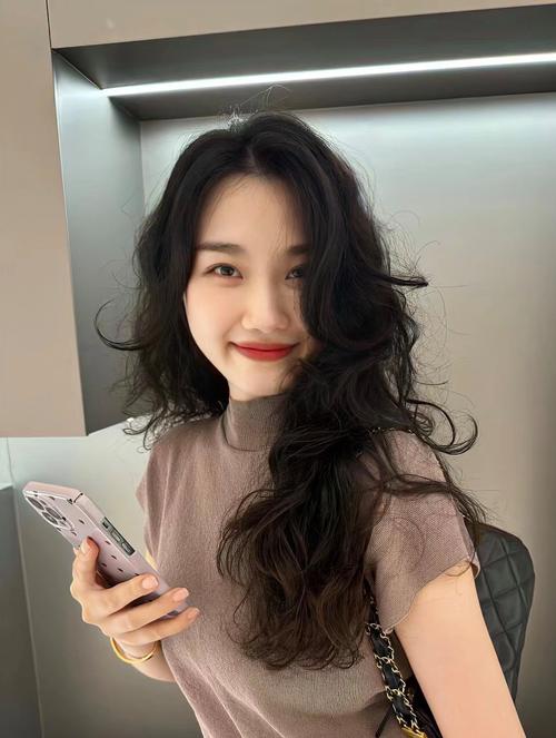 方形脸女生适合什么发型_侧分碎发柔下巴,刘海遮脸,男士顶蓬松 方形脸女生适合什么发型_侧分碎发柔下巴,刘海遮脸,男士顶蓬松