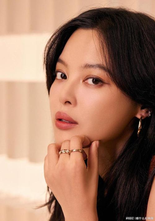 厚嘴唇适合什么发型_厚嘴唇巧用发型唇妆，显脸小变气质