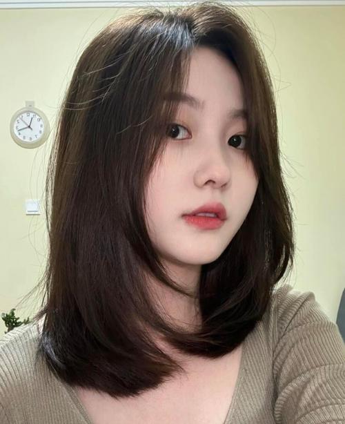脸圆圆的适合什么样长度的头发_圆脸女生修脸发型推荐