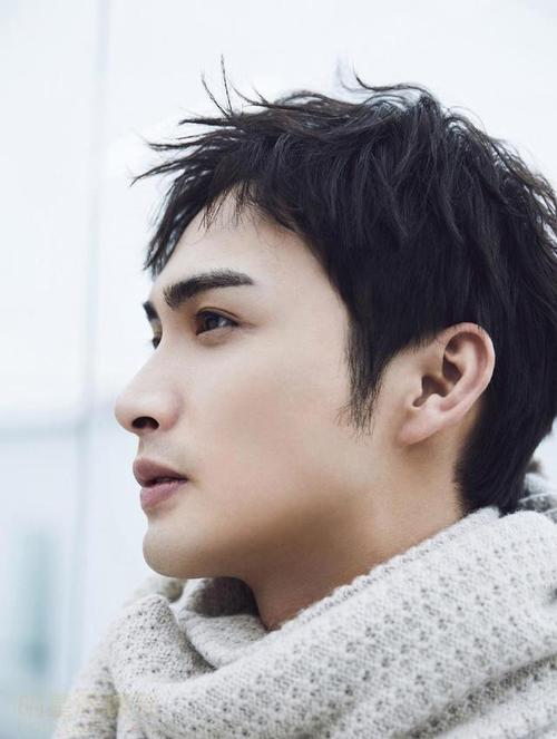 嘴巴凸适合什么发型男_侧分长发刘海修饰