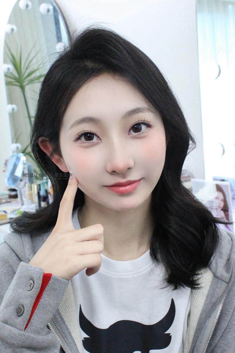 伪素颜化妆有哪些小技巧_底妆轻薄，彩妆淡雅显天生