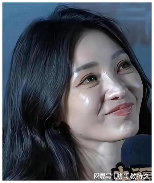 大眼袋女生化妆全过程_快速遮盖眼袋泪沟