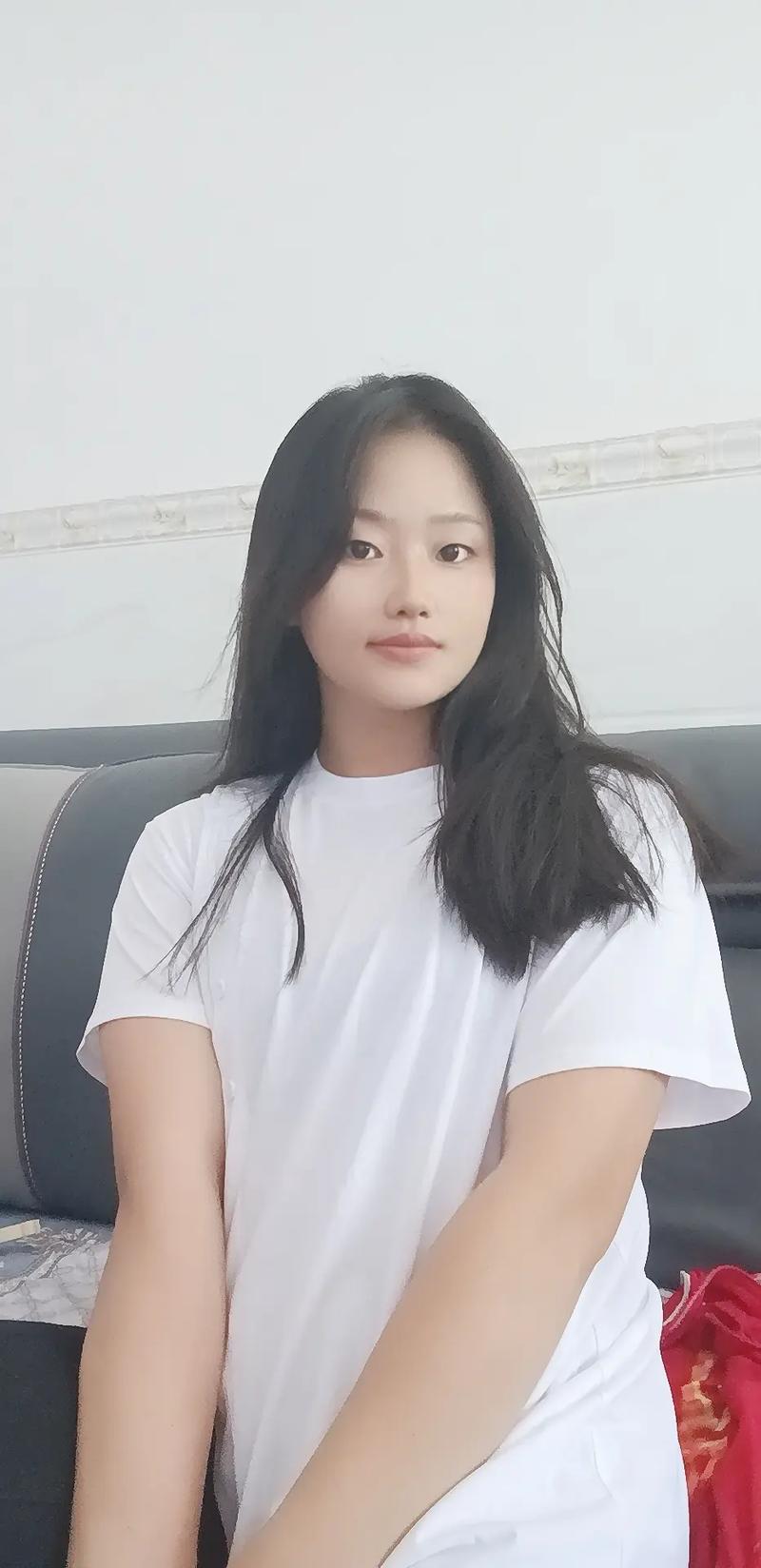 不化妆却看上去年轻的女人_气血足显年轻态，素颜也能光彩照人