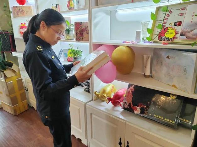 美容院给顾客用过期化妆品新_化妆品过期有害健康，注意查看生产日期！