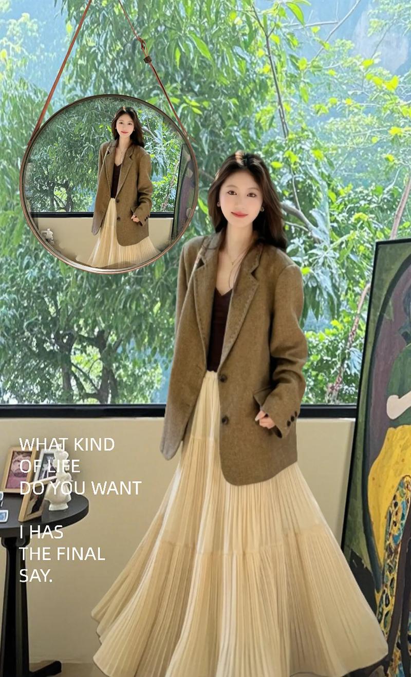 咖色半裙搭配什么上衣_咖色半身裙百搭显高级，小香风外套绿色毛衣皆宜