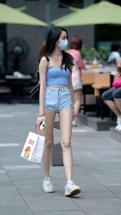 露脐吊带背心搭配牛仔短裤_夏日吊带背心配牛仔短裤，简约又时尚！