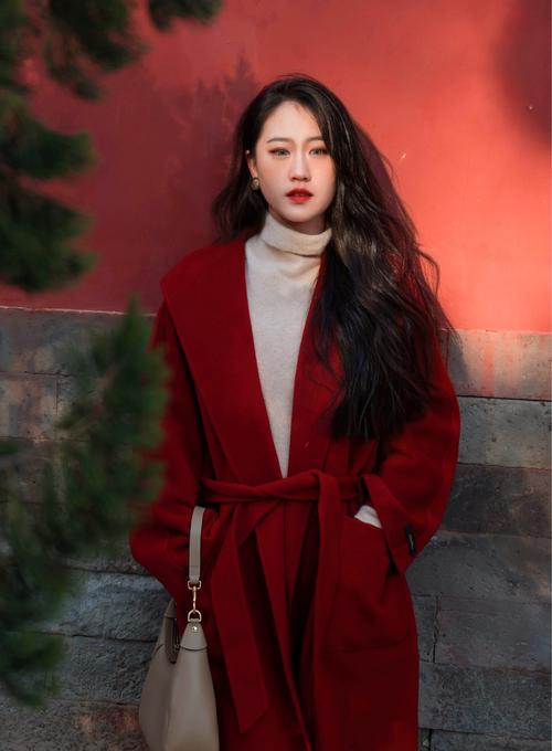 红色大衣配什么颜色包好看_红色大衣配包包,各有特色显气质! 红色大衣配什么颜色包好看_红色大衣配包包,各有特色显气质!