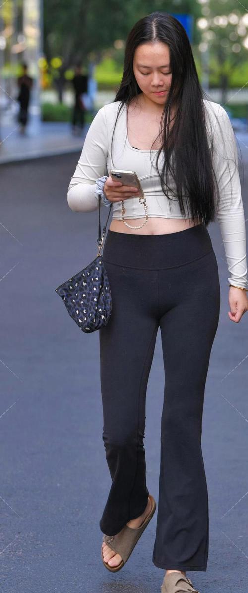 露脐运动衫搭配瑜伽裤_露脐背心瑜伽裤时尚穿搭，舒适性感又显瘦！