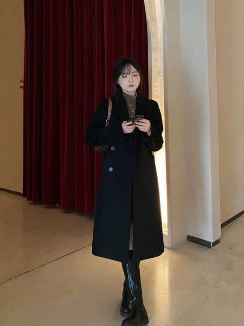 小个子黑色大衣搭配_黑色大衣叠穿出高级感,小个子穿出层次与优雅 小个子黑色大衣搭配_黑色大衣叠穿出高级感,小个子穿出层次与优雅