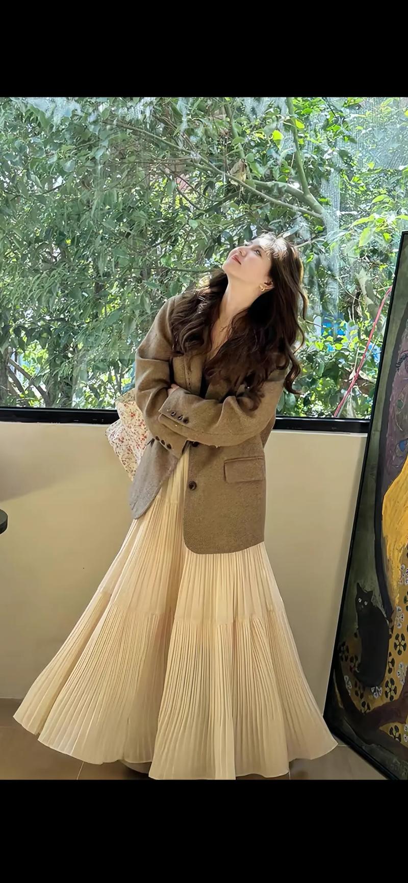 咖色裙子半身裙最佳搭配什么外套_色彩搭配显高级