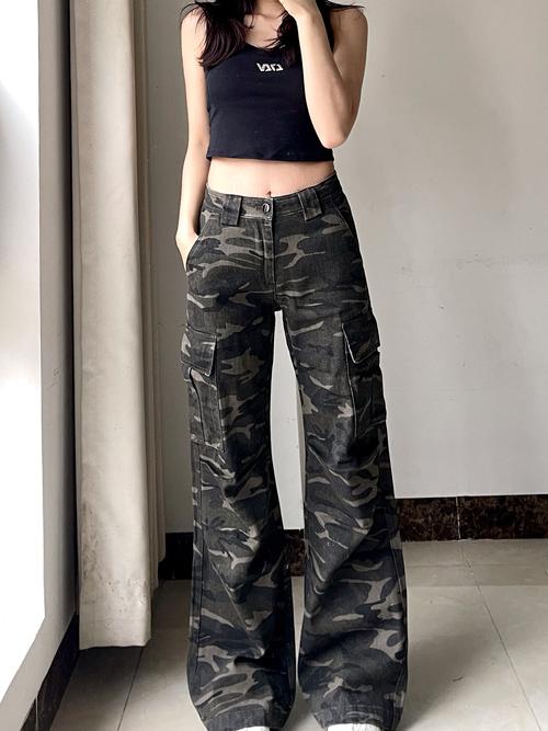 50岁女人适合穿迷彩裤吗_50岁女性迷彩裤，个性时尚百搭实用