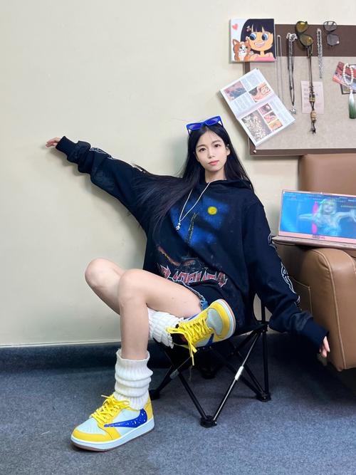 黄鞋配什么颜色的上衣_亮眼又不杂乱! 黄鞋配什么颜色的上衣_亮眼又不杂乱!