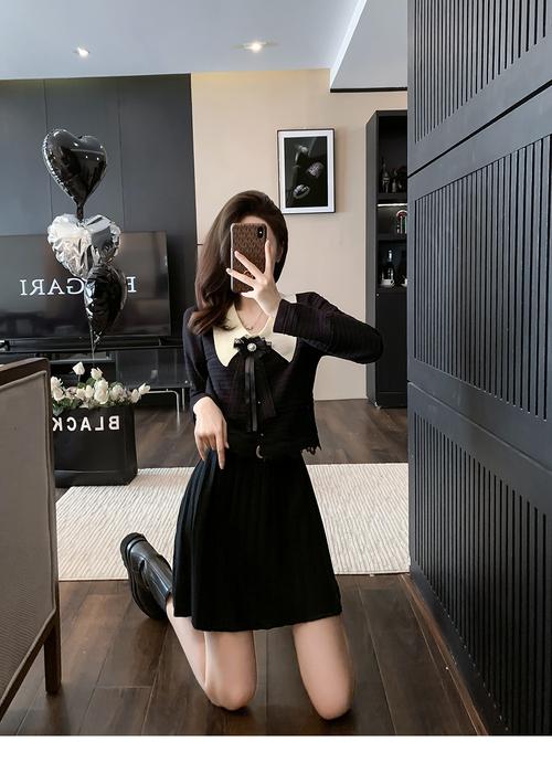 咖色半身裙搭配黑色上衣怎么样_黑色咖色裙经典搭，显瘦显气质！