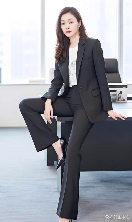 50多岁女穿黑西装配什么裤子_职场休闲约会皆百搭 50多岁女穿黑西装配什么裤子_职场休闲约会皆百搭