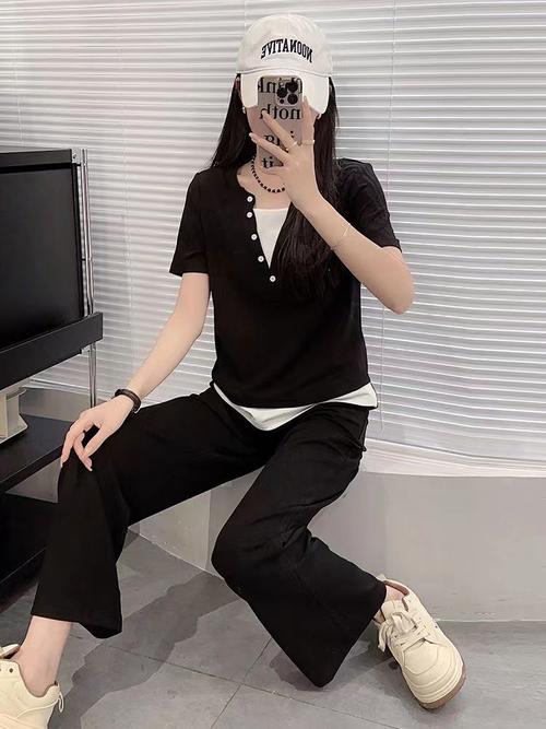 女黑色运动衣搭配_黑连体衣配工装裤，时尚又显身材！