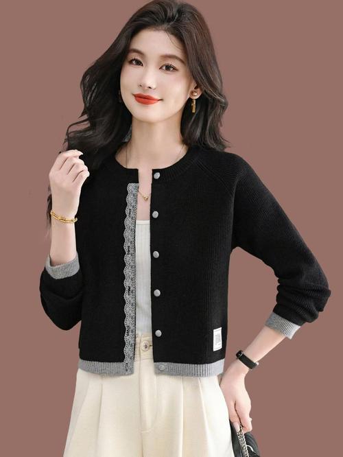 女士大衣短款毛衣搭配_大衣毛衣混搭穿出时尚感，上宽下紧显曲线！