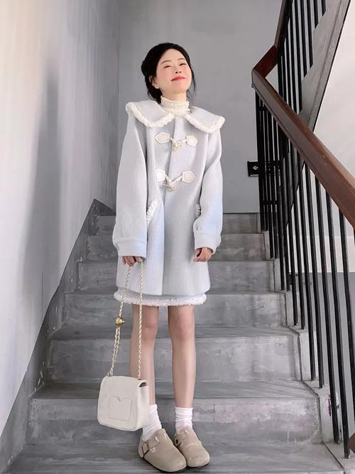 40岁女人适合穿娃娃领大衣吗_40岁穿娃娃领大衣，甜美不失稳重