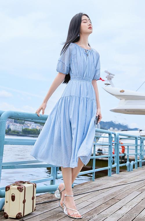 蓝色连衣裙配什么外搭_百变搭配，时尚好看