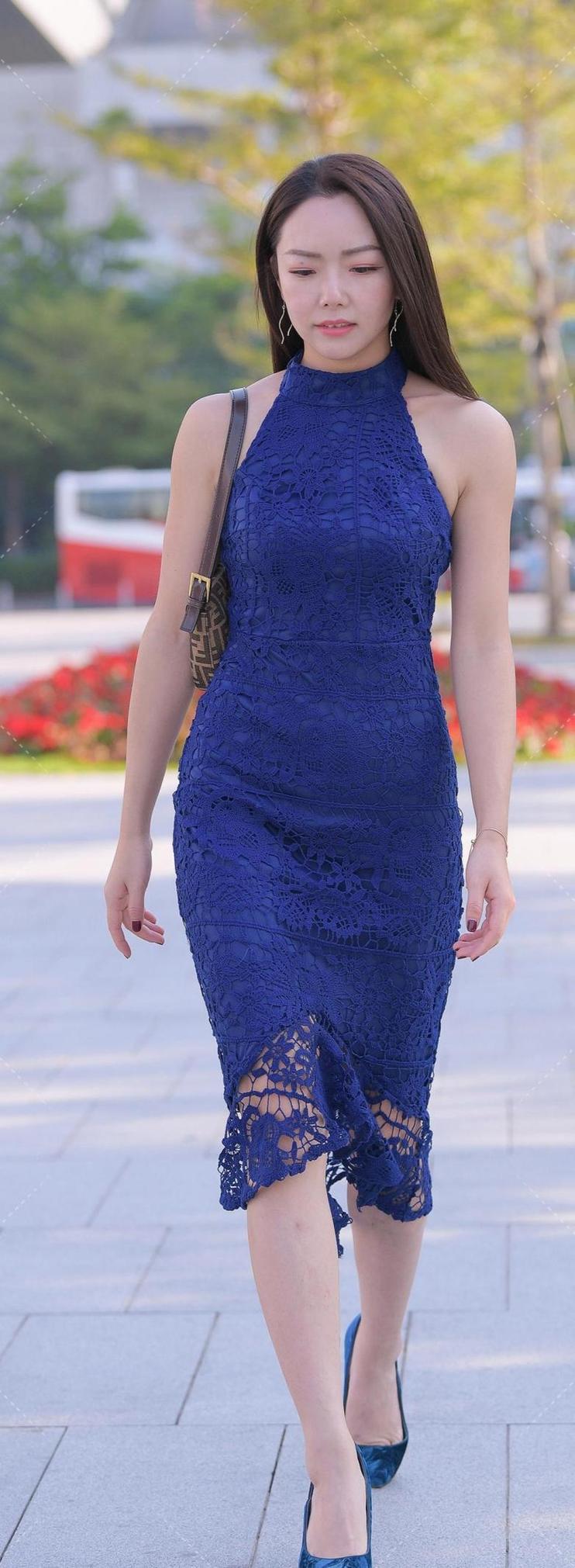 深蓝色连衣裙搭配外套_蓝裙配外套，百变时尚样样行