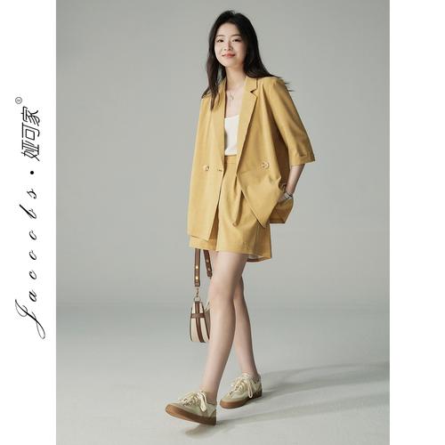 黄色小衫搭配西服女_黄色小衫搭西服，活力个性显时尚