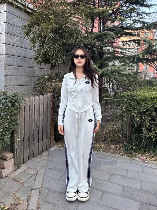 运动服配什么鞋比较好看_鞋子颜色款式协调是关键