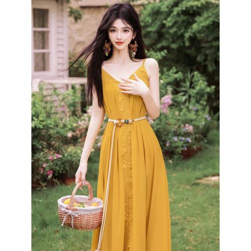 黄色连衣裙搭配腰带_黄裙配腰带，黑米皆可，细节提气质