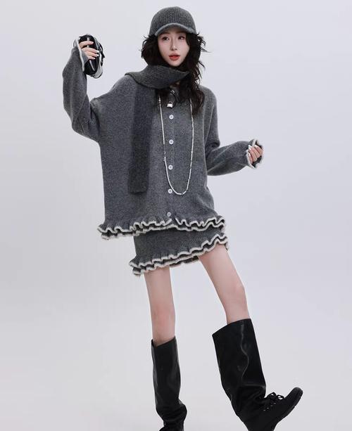 冬季高腰短裙搭配_保暖材质与色彩搭配技巧