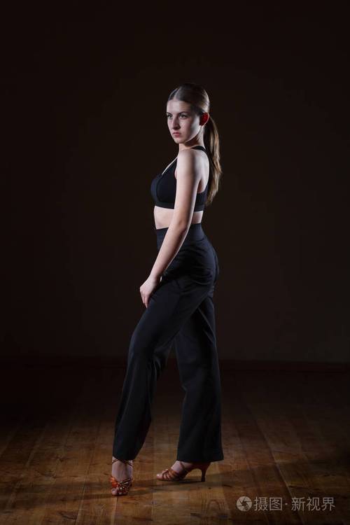 穿着黑色运动服在院子里跳舞_刘和刚院舞瘦身，搞笑笨拙引热议