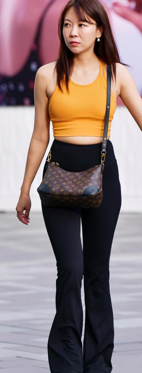 瑜伽裤搭配运动背心_瑜伽裤配运动背心，时尚又舒适！