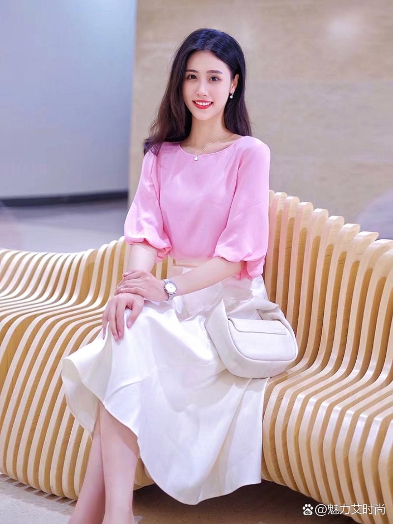 白色裙子配粉色上衣91_粉T配白裙，夏日百搭显甜美