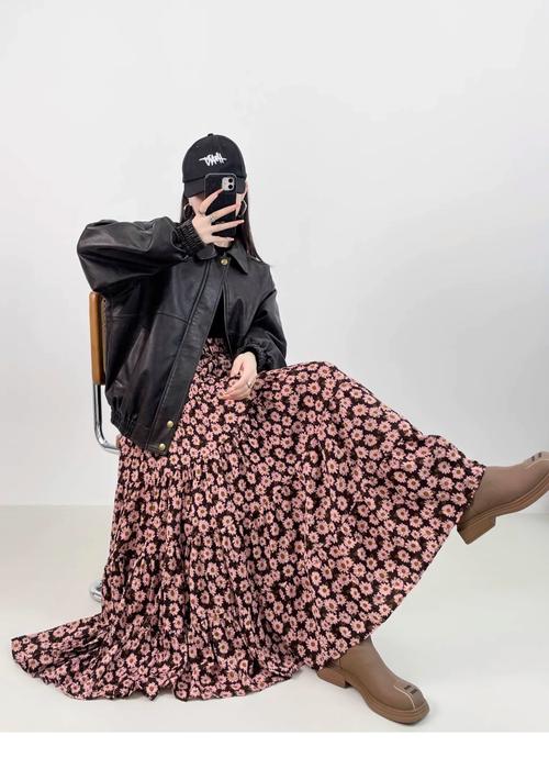 咖色碎花半裙配什么上衣_米白上衣配咖色裙，通勤时尚显高